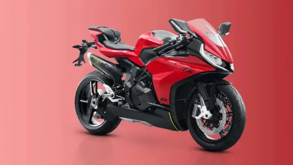 Sportowy, czerwony motocykl z czarnymi akcentami, przypominający nowoczesne chińskie motocykle.