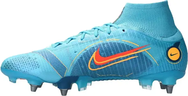 Niebieskie buty piłkarskie Nike Mercurial z pomarańczowym logo i żółtymi detalami, gotowe na szybkie akcje na boisku.