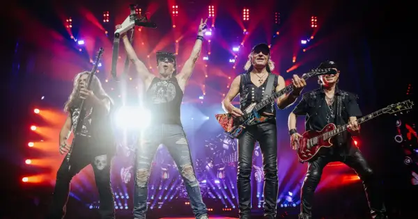 Koncertowa inwazja mocy Scorpions! Czterech gitarzystów na scenie, światła, energia i rock'n'roll.