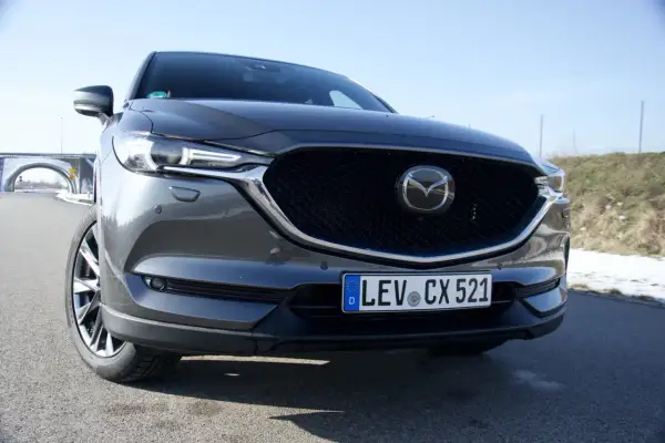 Szara Mazda CX-5 z tablicą LEV CX 521. Czy negatywne opinie o tym modelu są uzasadnione?