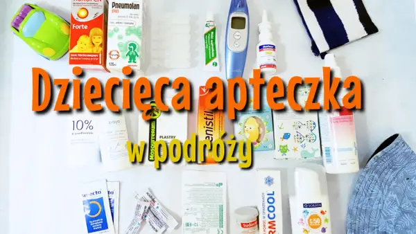 Apteczka na wakacje z dzieckiem: leki, termometr, spray na komary, plastry i krem.