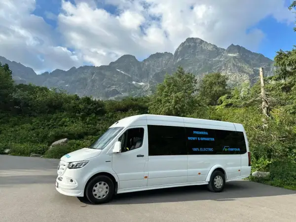 Biały elektryczny bus e-mercus czeka na turystów przy Morskim Oku. Sprawdź cennik meleksy i podziwiaj Tatry!