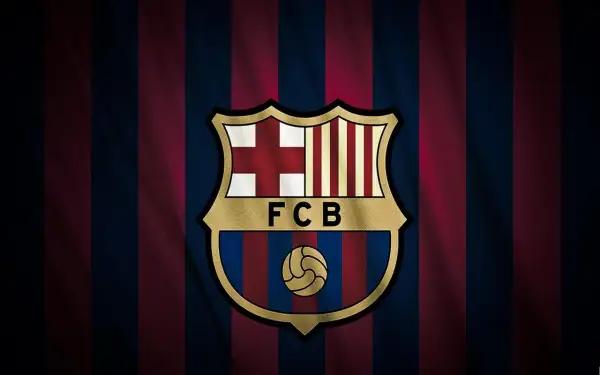 Herb FC Barcelony na tle pasów, symbol dumy i hymn Barcelony.