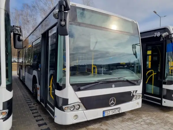 Autobusy miejskie, jeden z numerem 74, czekają na pasażerów. Może to być linia z Starachowic do Wrocławia.