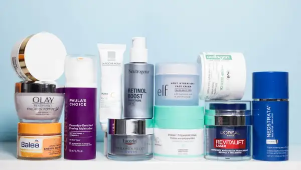 Hautpflegeprodukte mit Vitamin C und Retinol, die helfen, welche Vitamine gegen Falten wirken.
