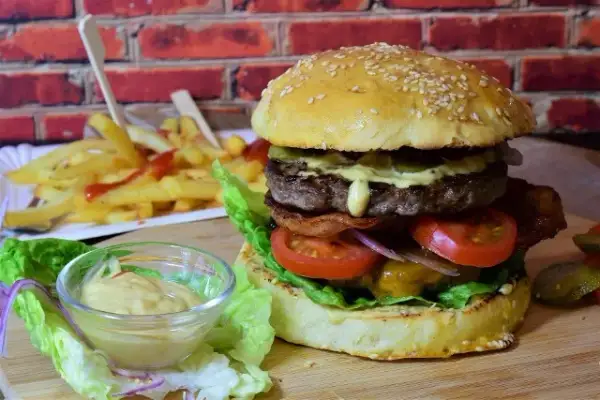 Z jakiego kraju pochodzi hamburger? Odkryj jego fascynującą historię