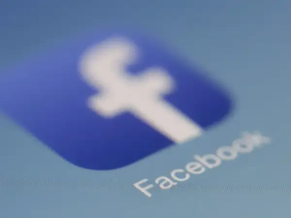 Ikona Facebooka. Dowiedz się, jak zablokować możliwość dodawania życzeń na FB, aby chronić swoją prywatność.