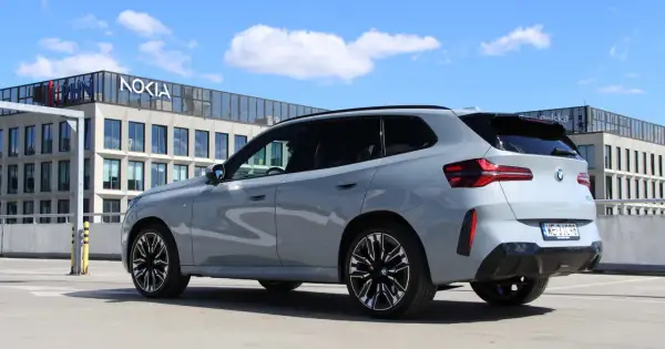 Szare BMW X3 na parkingu przed budynkiem Nokia. Zastanawiasz się nad jego spalaniem?