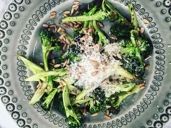 Rostad broccoli med solrosfrön och parmesan, ett enkelt och gott broccoli recept.