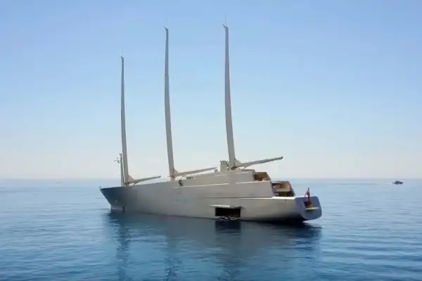 La maestosa yacht di Andrey Melnichenko, A, solca le acque calme con le sue tre imponenti vele.
