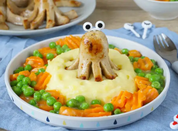 Ein lustiger Würstchen-Oktopus mit Kartoffelbrei, Erbsen und Karotten. So macht das Essen Spaß für Kinder!