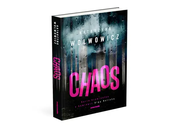 Okładka książki Katarzyny Wolowicz "Chaos" z serii kryminalne zagadki. Deszczowe krople na mrocznym tle lasu.