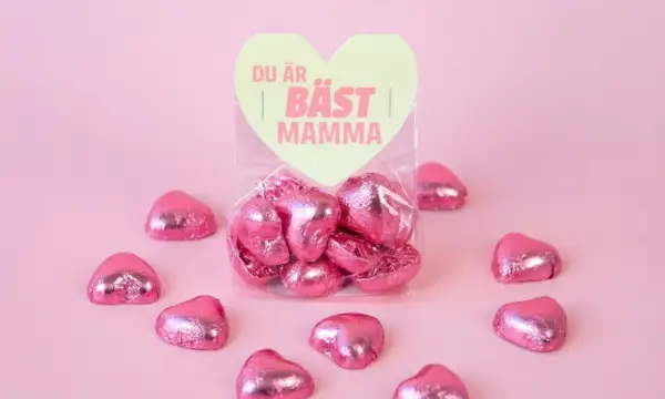 Rosa hjärtformade chokladpraliner i en påse med texten "Du är bäst mamma". En perfekt present till en älskad mamma.