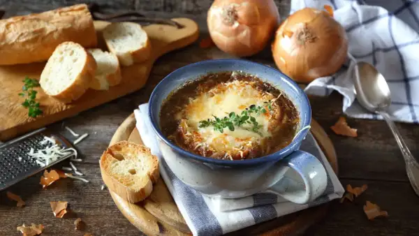 Pyszna zupa cebulowa przepis: gorąca, aromatyczna, z ciągnącym się serem i grzankami. Idealna na chłodne dni.