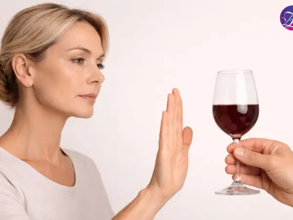 Kobieta odrzuca kieliszek czerwonego wina, sugerując, że po rezonansie można pić alkohol, ale ona woli odmówić.