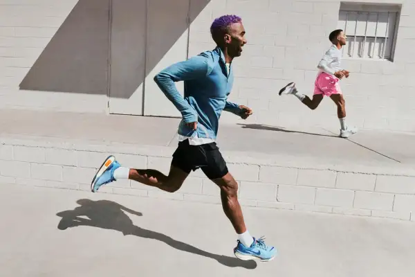Due corridori si allenano per la maratona. Uno con capelli viola, l'altro con pantaloncini rosa. La loro velocità media maratona 42 km è impressionante.