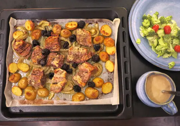 Kött, potatis och plommon på en plåt. Enkelt och gott allt på en plåt! Bredvid en sallad och en skål med sås.