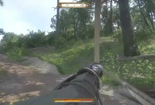 Postać w Kingdom Come: Deliverance celuje z łuku przez las. Widoczny jest kompas i pasek zdrowia.