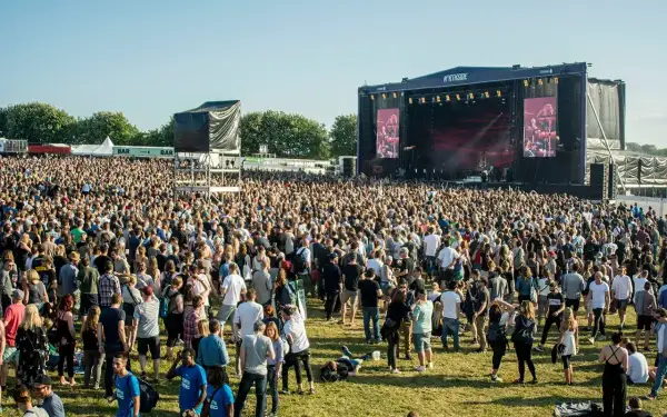 Riesige Menschenmenge feiert beim Northside Festival vor einer großen Bühne.
