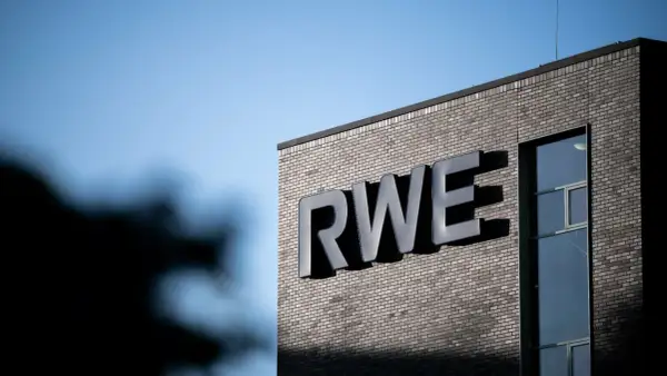 Das RWE-Logo auf einem Backsteingebäude. Möglicherweise im Zusammenhang mit dem RWE Tarifvertrag.