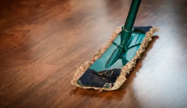 Jaki mop do podłogi drewnianej? Wybierz bezpieczny! Poradnik Zuzanny