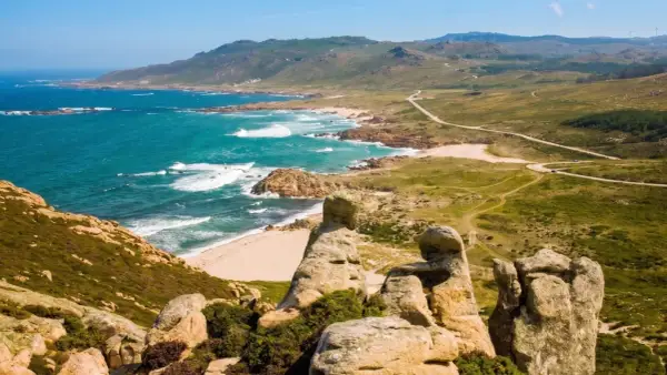 Costa salvaje con playas y mar turquesa, ideal para explorar los pueblos cerca de Malpica.