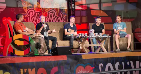 Pięciu mężczyzn siedzi na scenie podczas panelu dyskusyjnego "Akademia Chłopskiego Rozumu".