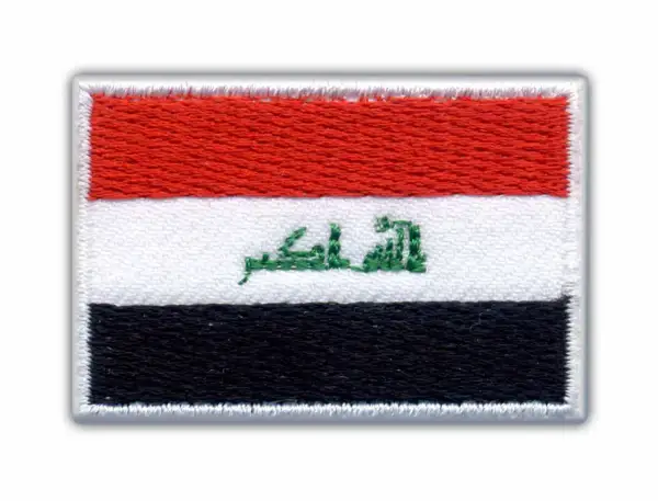 Naszywka z flagą Iraku. Trzy poziome pasy: czerwony, biały z zielonym napisem "Allahu Akbar" i czarny.