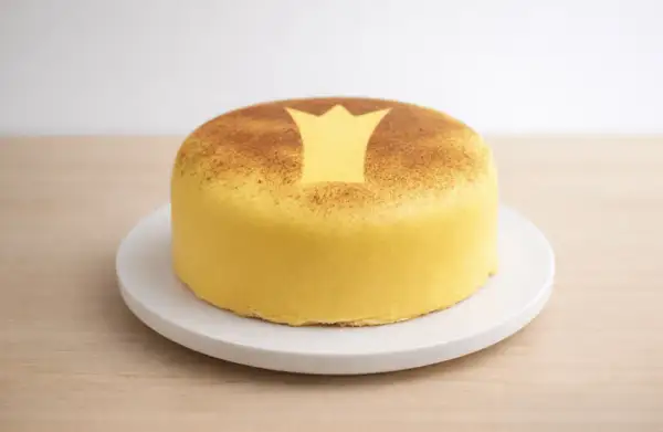 Gul tårta med krona och kanel. Ett recept på en Karl Gustav tårta som ser kunglig ut.