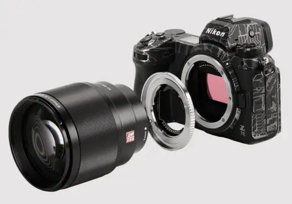 Nikon Z aparat z obiektywem i adapterem do aparatu.