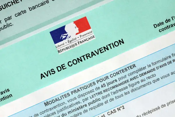 Un avis de contravention français, avec le logo de la République. Il détaille les modalités pour contester une amende.
