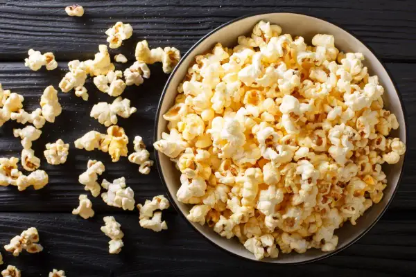 Pyszny popcorn w misce, idealny do filmu. Dowiedz się, jak zrobić popcorn w garnku, by cieszyć się domową przekąską.