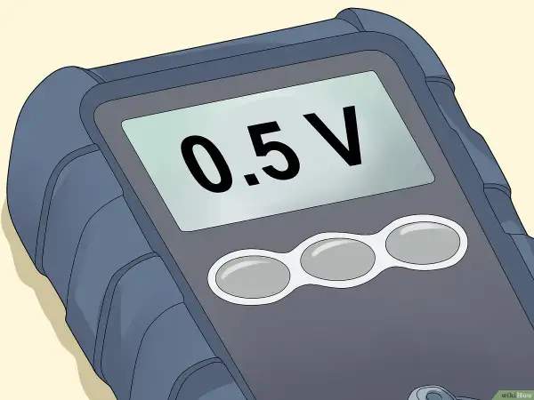Multimètre affichant 0.5V, utile pour tester le solénoïde démarreur.
