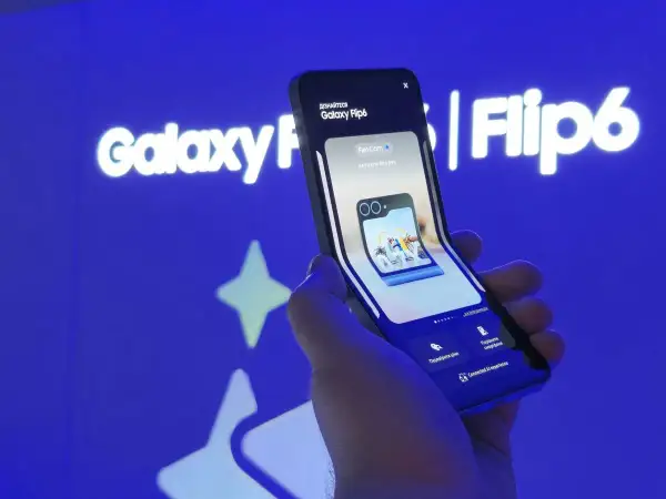 Składany iPhone, a właściwie Galaxy Flip6, prezentuje swoje możliwości. W tle logo Galaxy Flip6.
