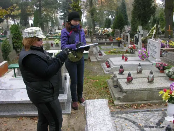 Jak sprawdzić datę pogrzebu w Brzegu i uniknąć nieporozumień