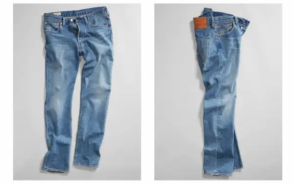 Två par ljusblå jeans, ett framifrån och ett bakifrån. Perfekt för dig som vill krympa jeansen för en tajtare passform.