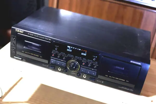Czarny deck kasetowy TEAC W-860R z funkcją Dolby HX PRO i auto reverse.