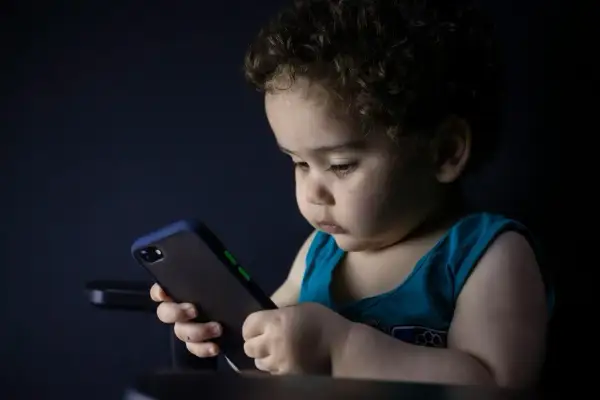 Jak telefon komórkowy wpływa na rozwój dziecka - skutki i korzyści