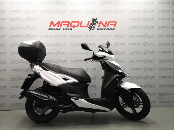 Scooter Kymco Agility City 125 blanca y negra, con maletero. Opiniones positivas para este modelo.