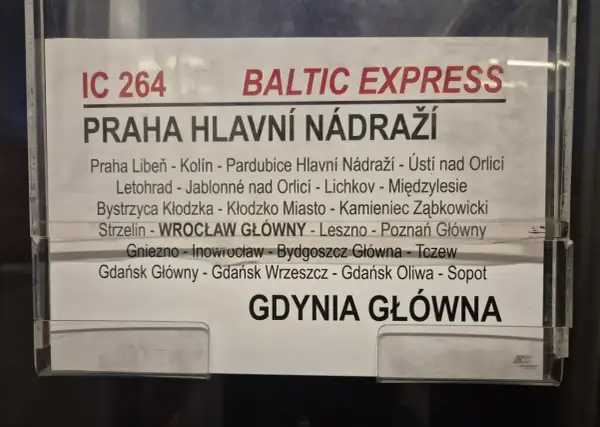 Pociąg IC 264 "Baltic Express" z Gdańska do Pragi, z licznymi przystankami po drodze.