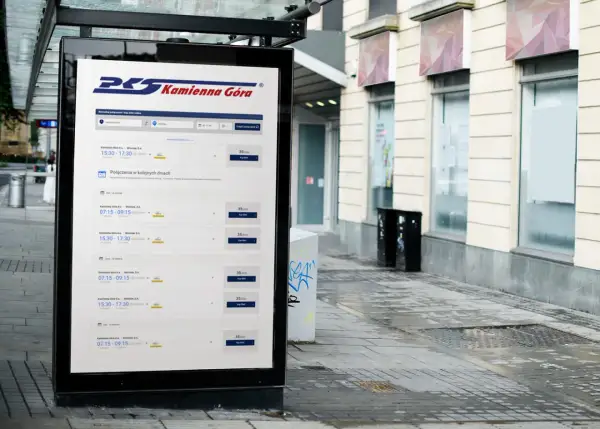 Na ekranie przystanku widnieje rozkład jazdy PKS Kamienna Góra - Wrocław. Można sprawdzić dostępne połączenia i ceny biletów.