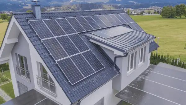 Casa moderna con tejados solares que capturan la energía del sol.
