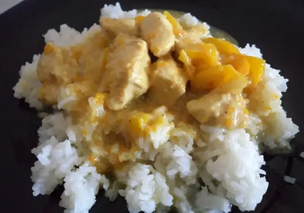 Pyszny kurczak curry z ryżem, idealny pomysł na obiad.