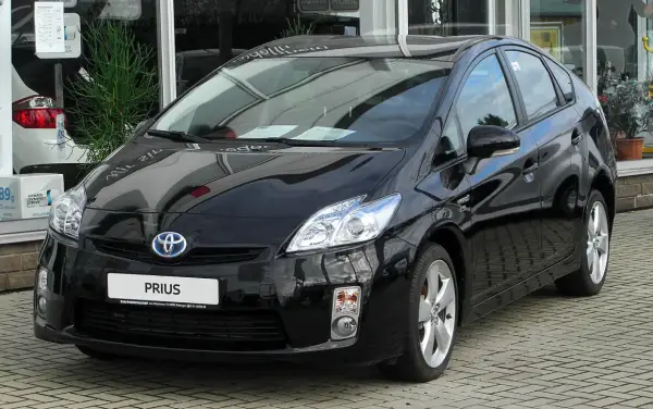 Czarny Toyota Prius 3, znany z niezawodności, ale warto znać najczęstsze usterki.