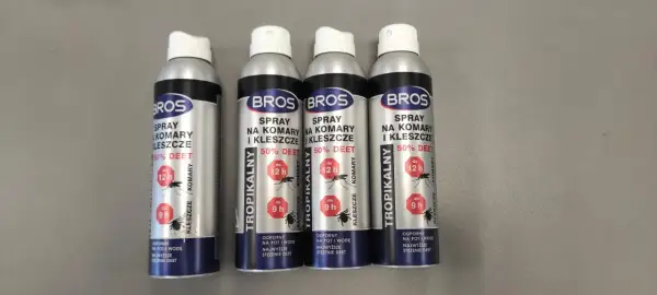 Cztery puszki sprayu BROS na komary i kleszcze, każdy z 50% DEET, zapewniający ochronę do 12h przed komarami i 9h przed kleszczami.