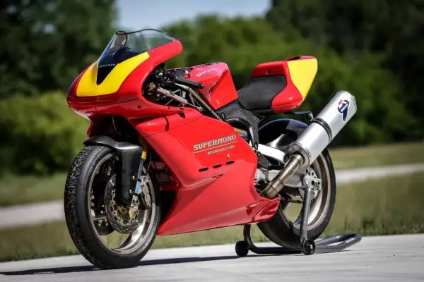 La icónica Ducati Supermono roja y amarilla, una obra maestra de ingeniería, lista para la pista.