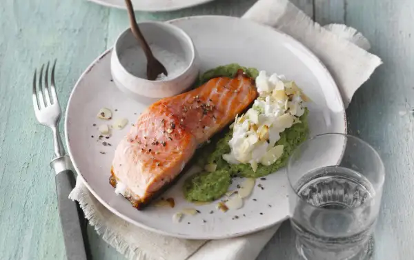 Pavé de saumon poêlé, purée de petits pois, fromage frais et amandes effilées. Une recette simple et savoureuse.