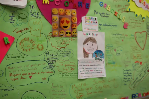 Pizarra con mensajes de apoyo y dibujos, incluyendo un cartel sobre "CHANGE DYSLEXIA", ideal para actividades para niños con dislexia.