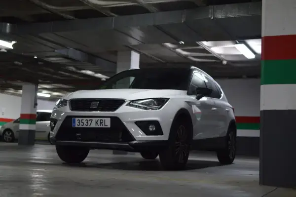 Vit Seat Arona parkerad i ett garage. En perfekt bil för en seat arona test.