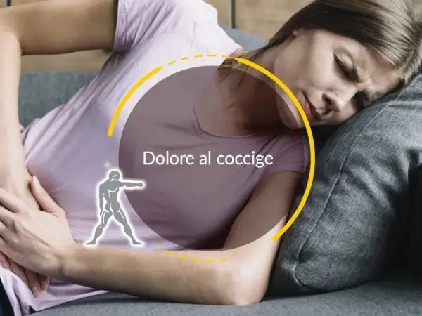 Donna con dolore al coccige, che cerca rimedi della nonna per alleviare il fastidio.